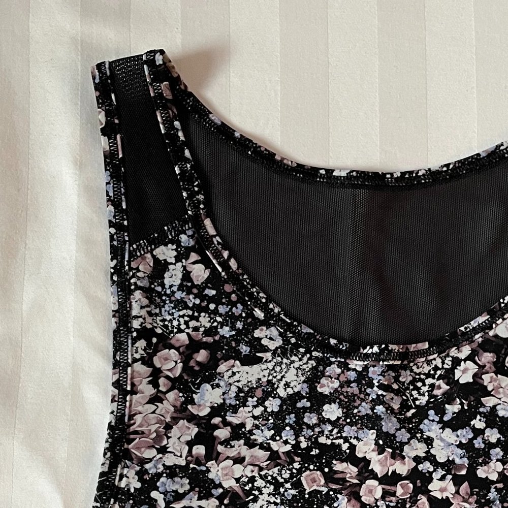 Lululemon Sculpt Tank Size 2 in Floral Pattern